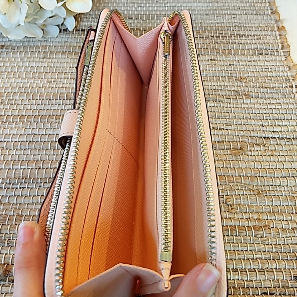 *1 Left* Coach Daisy Multifunction Wallet - Picture 5 of 8
